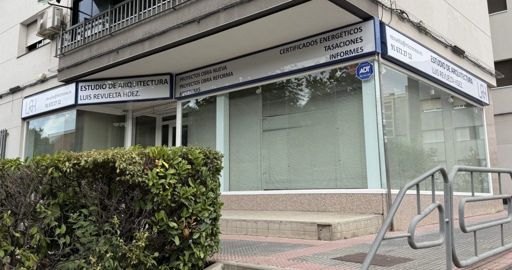 Rótulos de metacrilato instalados en un estudio de arquitectura