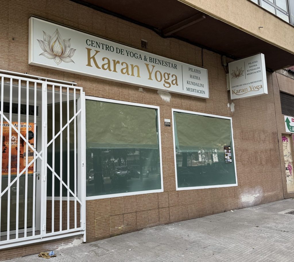 Rótulos exteriores instalados en la fachada de un centro de yoga